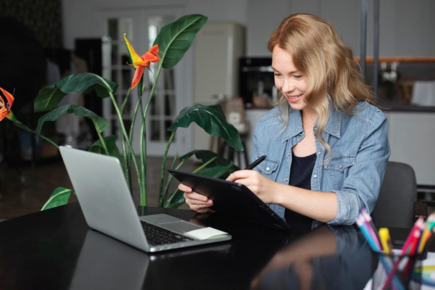 Equipo revisando modelos financieros y proyecciones
