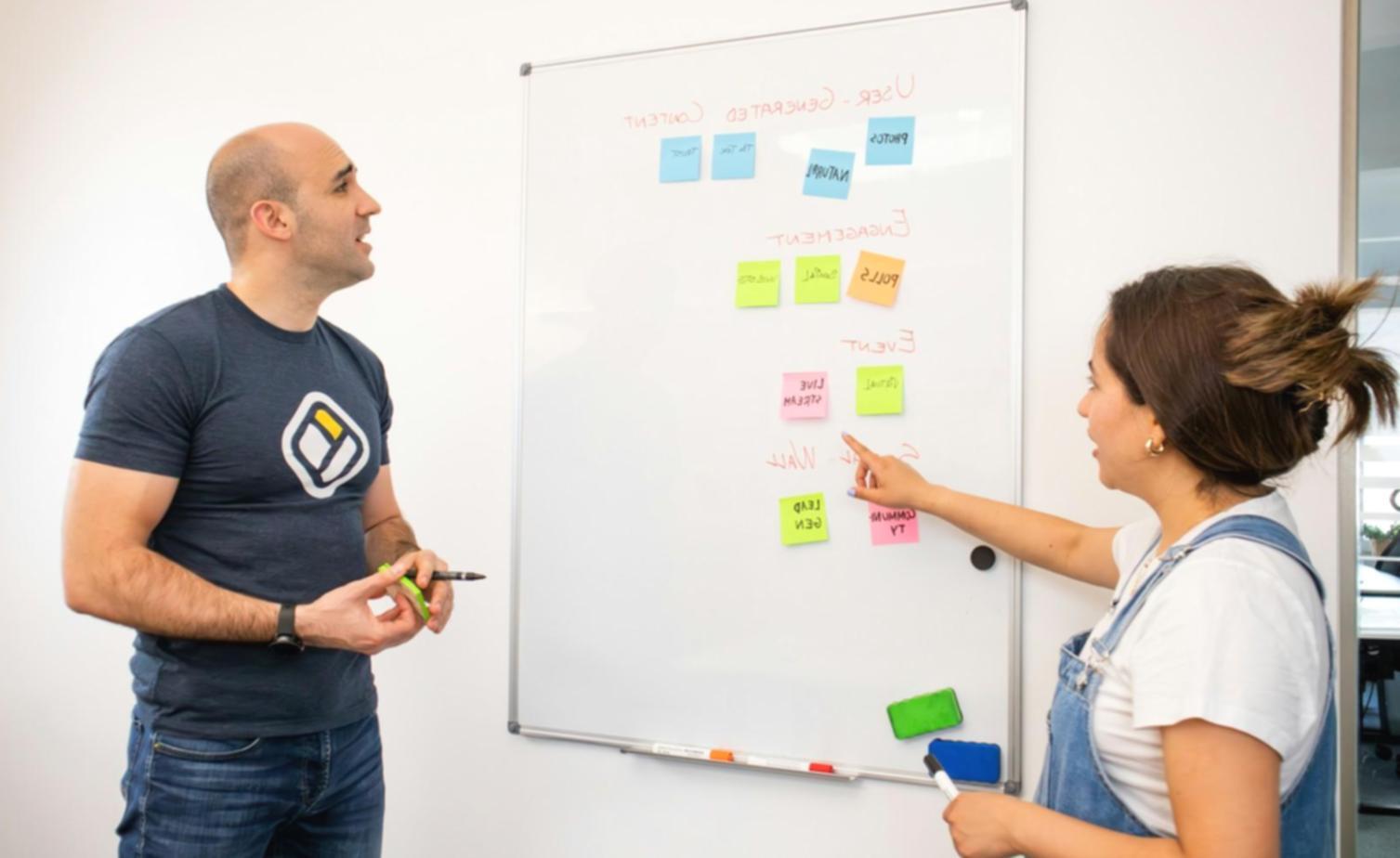 Espacio de trabajo para análisis financiero corporativo con documentos y herramientas analíticas