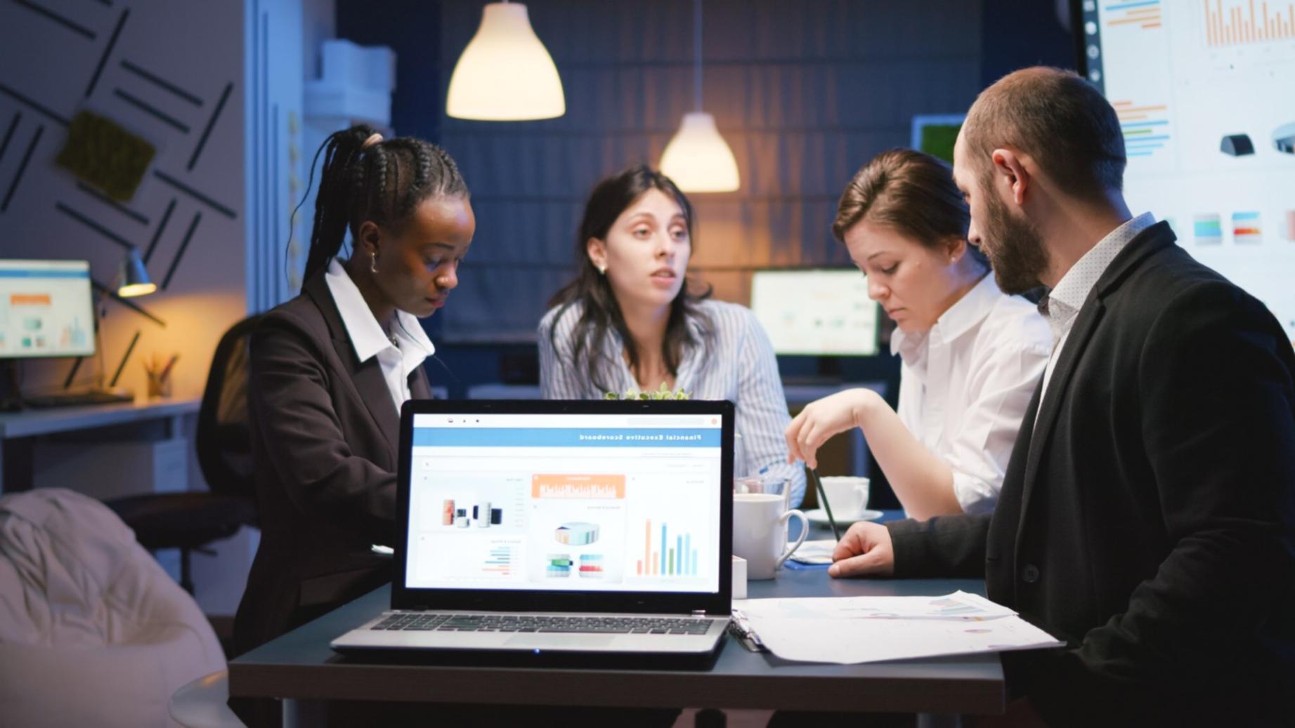 Equipo analizando métricas corporativas