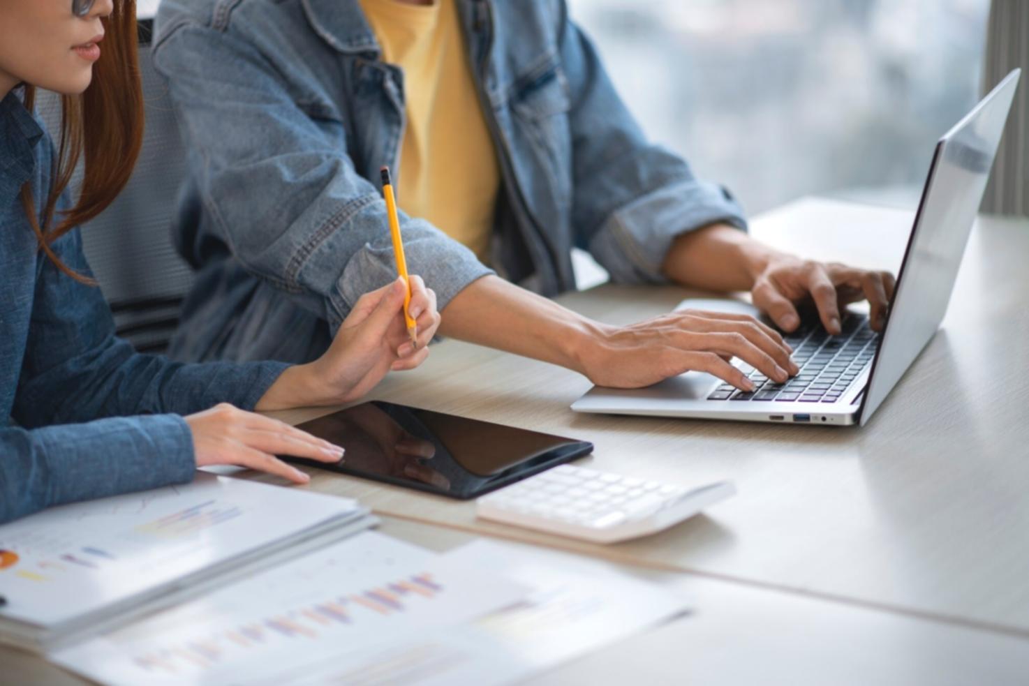 Equipo financiero analizando proyectos de infraestructura ferroviaria